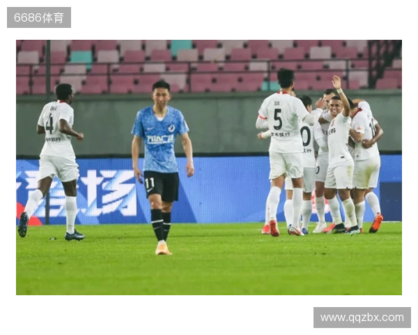 疑似吐口水!大连英博球迷呼吁俱乐部上诉申花外援特谢拉 疑似吐口水!大连英博球迷呼吁俱乐部上诉申花外援特谢拉